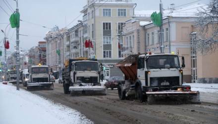На борьбу со снегом гомельские коммунальники вышли в три часа ночи