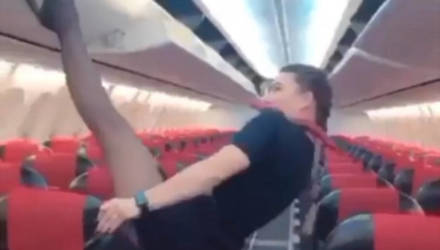 Стюардесса в мини эффектно закрыла багажные полки в шпагате – видео