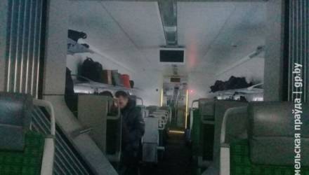Утром штадлер в направлении Гомель - Минск остановился посреди поля