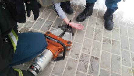"А были ли ключи?" Спасатели пришли на помощь гомельским подросткам, которые неосторожно поиграли с наручниками