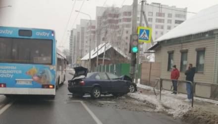 В Гомеле BMW врезался в столб. Пользователи поспешили осудить водителя и оказались неправы