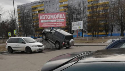 В Бобруйске водитель внедорожника нашел оригинальный способ парковки. Фотофакт