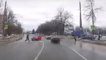 В Гомеле молодой человек на BMW играл в "шашечки", но что-то пошло не так: протаранил Honda и едва не сбил девушку