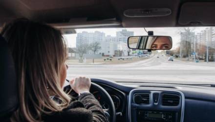 «На дороге есть две категории – водители и наездники…» Девушка – о своей работе в такси на Гомельщине