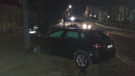В Гомеле на Пролетарской "полёт" Audi, в которой пьяные были вообще все, остановил столб