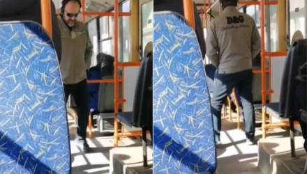 Гомельчанин в наушниках не выдержал и начал танцевать прямо в троллейбусе. Теперь пользователи хотят себе такую же музыку