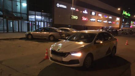 В Гомеле такси сбило мужчину на парковке ТЦ: пешеход в реанимации