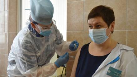 «Привилась и чувствую себя отлично»: в Гомеле впервые использовали китайскую вакцину Vero Cell от COVID-19