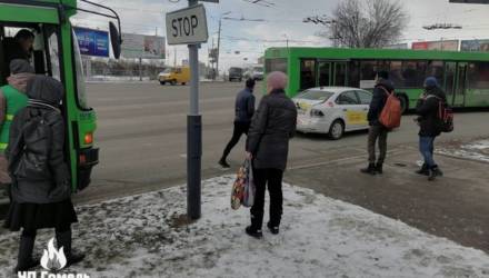 В Гомеле водитель такси решил подрезать целый автобус, но уже через пару секунд понял, что затея – так себе