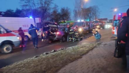 В Гомеле напротив кладбища сбили молодую женщину: её затянуло под авто