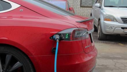 Инвалиды и неработающие: в налоговой рассказали, кто покупает Tesla в Беларуси