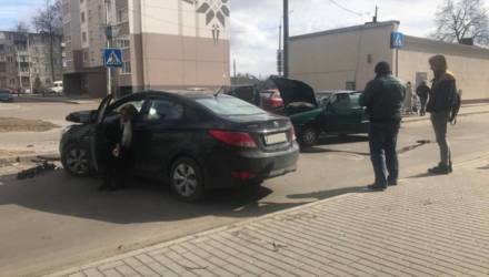 В Гомеле молодая женщина-водитель хотела повернуть налево, но не уступила дорогу встречному мужчине: пострадал ребёнок