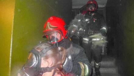 1500 градусов, 90 кг веса и тонна выпитой воды. Гомельский спасатель рассказал о наиболее запомнившихся случаях из своей работы