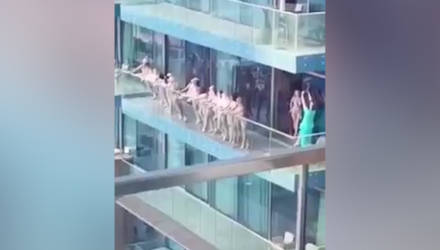 В Дубае толпа голых девушек вышла на балкон, вызвала возмущение и попала в полицию — видео
