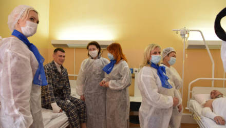 В Гомеле спасателей, получивших травмы во время тушения пожара, навестили с подарками
