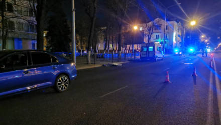 В Гомеле на пешеходном переходе водитель "Шкоды" насмерть сбил женщину