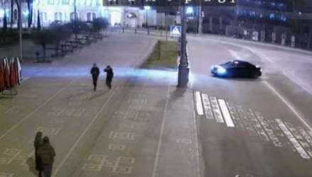 Гомельская ГАИ показала видео уличных гонок двух BMW, один из которых протаранил забор на площади