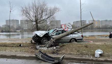 В Гомеле пьяный водитель "Пежо" снёс столб, знак на котором снимал ограничение скорости