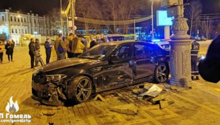 Очевидцы говорят, дрифтил. В Гомеле автомобиль пробил забор и вылетел на тротуар