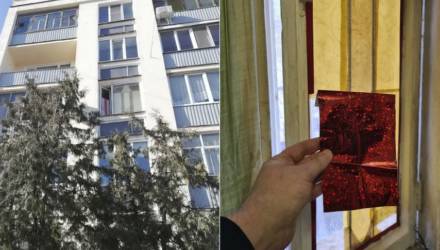 «Кто-то донёс». Гомельский пенсионер говорит, что заклеил окно от солнца – а потом пришла милиция