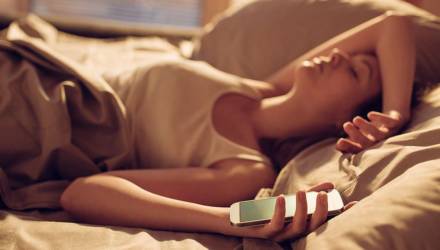 Курить страшнее: учёный рассказал, опасно ли спать рядом со смартфоном