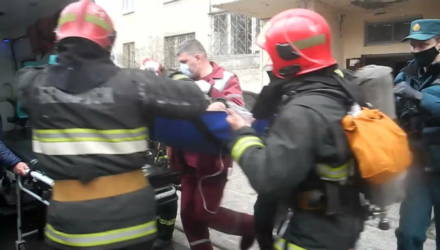 "Пожалуйста, быстрее! А то он уже один раз чуть не сгорел!" На пожаре в Гомеле работники МЧС спасли мужчину
