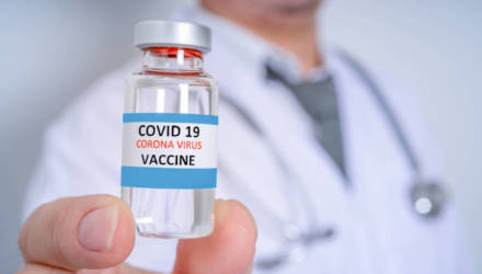 "Вы всё врёте": самые популярные мифы о вакцинации от COVID-19 с комментариями практикующего врача