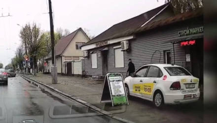 В Гомеле таксист объехал пробку по тротуару, где шли люди