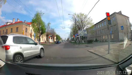 В Гомеле VW пролетел перекрёсток по встречке на "розовый" сигнал светофора
