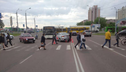 Гомельчанка не уступила дорогу мотоциклисту, а пьяный водитель ВАЗа "догнал" троллейбус