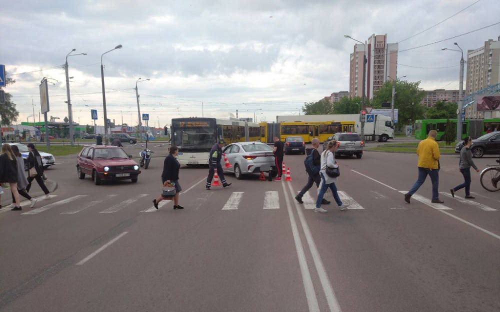 Гомельчанка не уступила дорогу мотоциклисту, а пьяный водитель ВАЗа "догнал" троллейбус