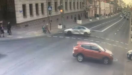 Девочка скончалась в "скорой". Момент смертельного ДТП на Советской в Гомеле попал на видео