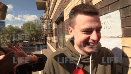 "Сначала — вискарь, потом — извинения": гомельский стример Mellstroy приехал на слушание дела об избиении девушки