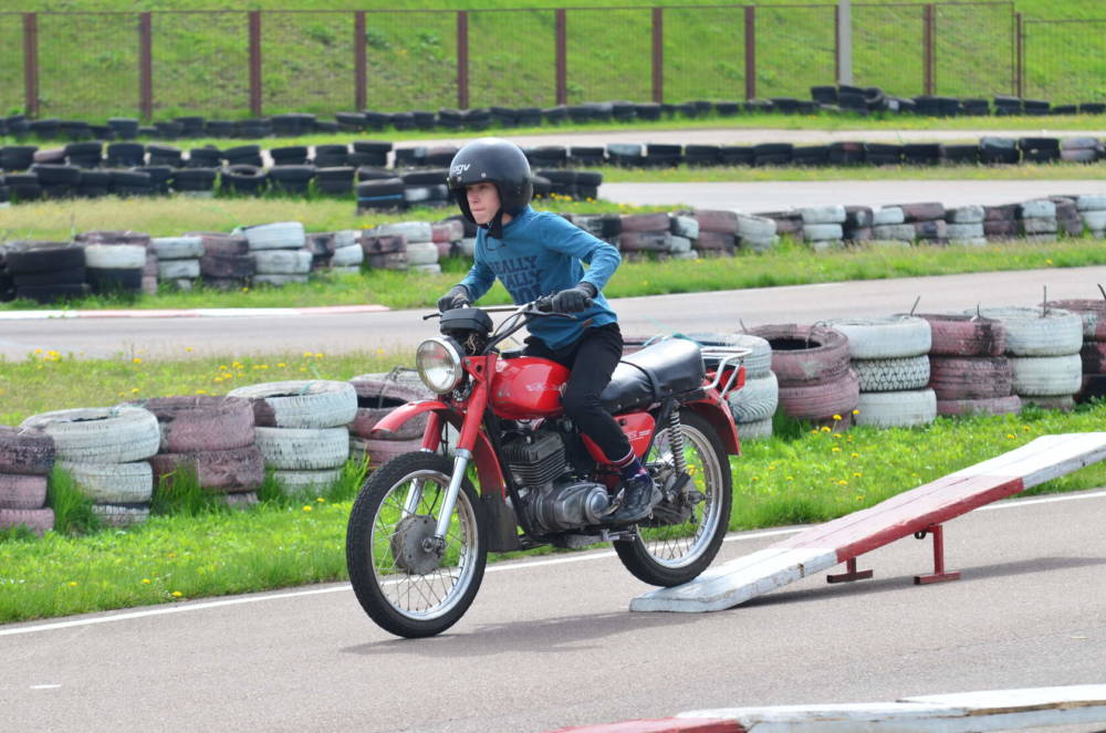 В Гомеле прошли соревнования по мотоспорту среди подростков