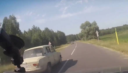 Под Гомелем 16-летние подростки на "Жигулях" дерзко уходили от погони ГАИ. Есть видео