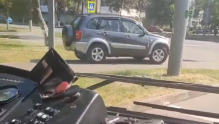 В Гомеле водитель Toyota подрезал троллейбус и укатил от ответственности по тротуару. Недалеко