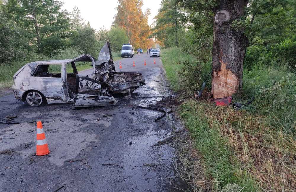 На Гомельщине двое парней катали девушку на VW Golf, но врезались в дерево – она погибла