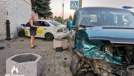 В Гомеле такси после столкновения с VW отбросило в дом. Пострадали две девушки