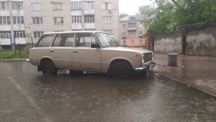 В Гомеле во время дождей одна из автопарковок превращается... в пристань