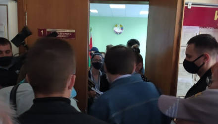 В Гомеле начали судить юриста Судаленко и местных активистов
