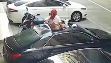 Полуголая девушка выпала из окна на крышу машины во время секса