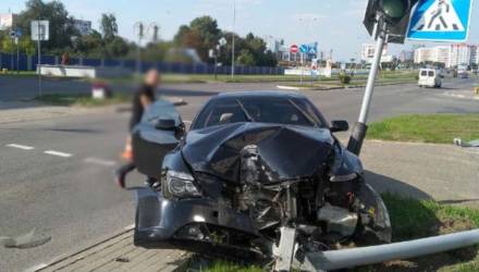 На Гомельщине молодой мужчина превратил дорогой BMW в груду смятого железа
