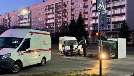 В Гомеле после столкновения с микроавтобусом перевернулся фургон