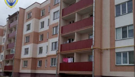 В Лельчицах полуторагодовалая девочка выпала из окна 4-го этажа