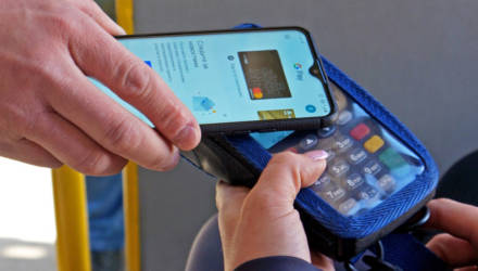 В Гомеле проводят эксперимент с оплатой проезда на автобусе банковской карточкой или смартфоном