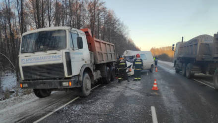В Житковичском районе водителя микроавтобуса ослепило солнце – врезался в МАЗ, погиб пассажир
