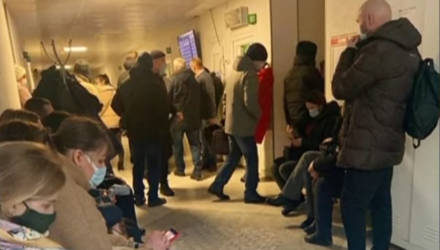 "Омикрон" накрыл Беларусь. Гомельчане жалуются на длинные очереди в поликлиниках