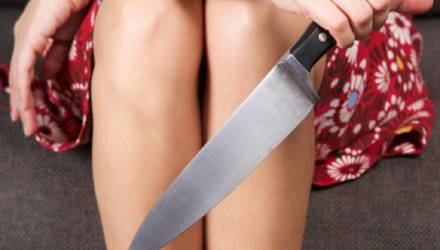 В Жлобине бомж-женщина воткнула ножь в грудь знакомому у него дома. Ещё одна жестокая драка закончилась смертью