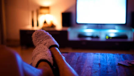 Учёные выяснили, почему нельзя спать с включенным телевизором: вы будете удивлены