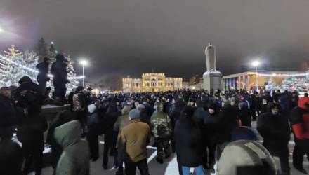 В Казахстане люди вышли на массовые акции против повышения цен на сжиженный газ, которым заправляют авто